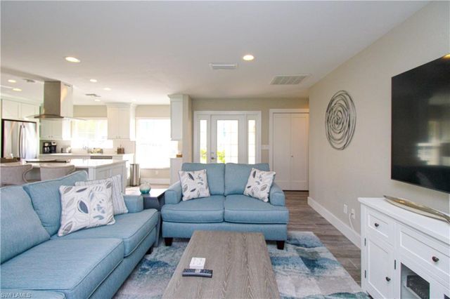 1353 Pelican AVE, Naples, FL 34102