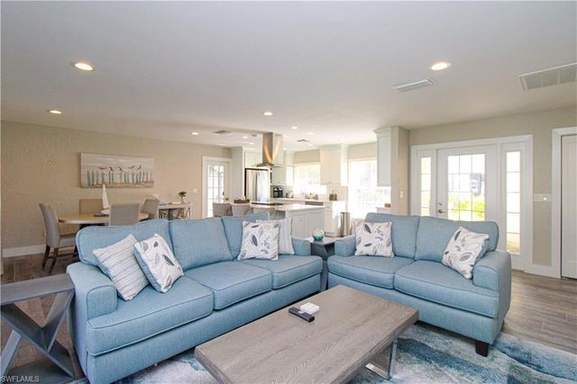 1353 Pelican AVE, Naples, FL 34102