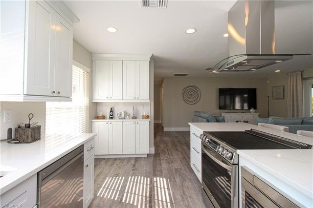 1353 Pelican AVE, Naples, FL 34102