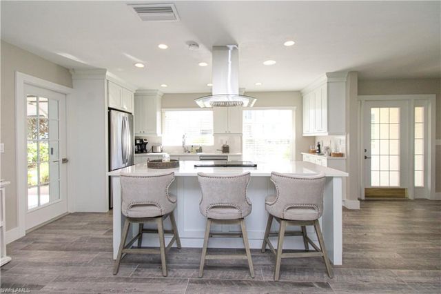 1353 Pelican AVE, Naples, FL 34102