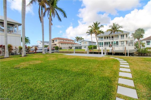 1353 Pelican AVE, Naples, FL 34102