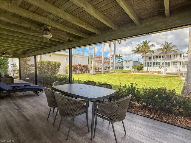 1353 Pelican AVE, Naples, FL 34102