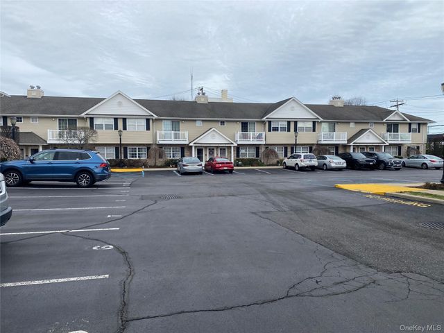 7 Dominick Court 7, Lindenhurst, NY 11757