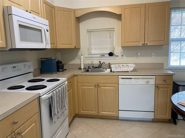 7 Dominick Court 7, Lindenhurst, NY 11757