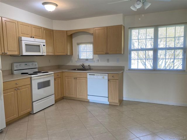 7 Dominick Court 7, Lindenhurst, NY 11757