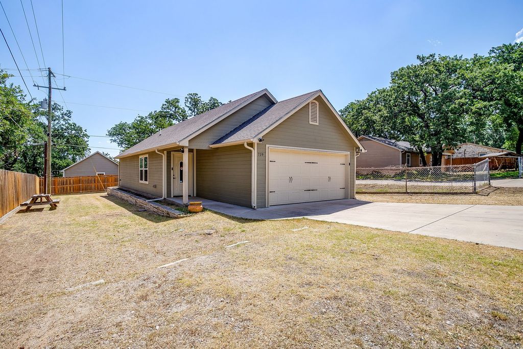 719 Harness Trail, Granbury, TX 76049