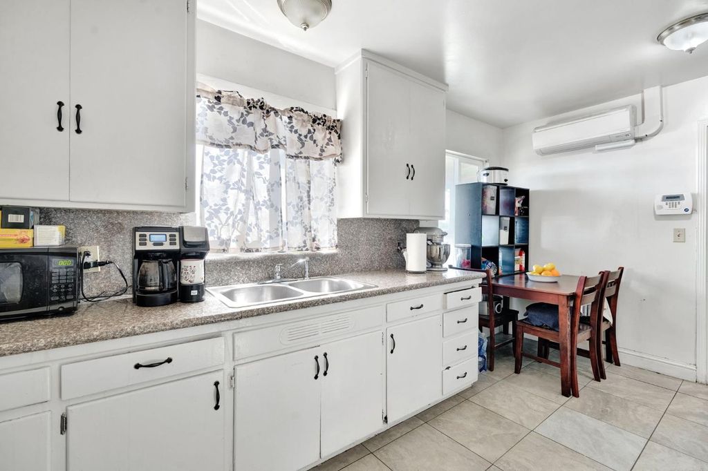 Image 10 of property listing at 3743 E Mckinley Avenue, Fresno, CA 93703