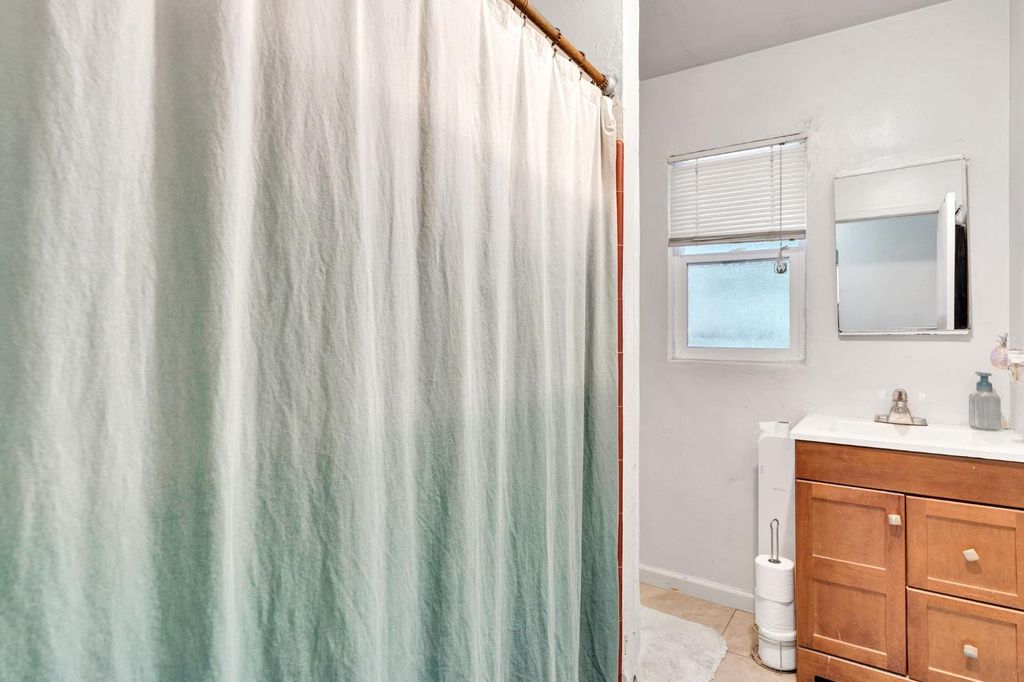 Image 13 of property listing at 3743 E Mckinley Avenue, Fresno, CA 93703