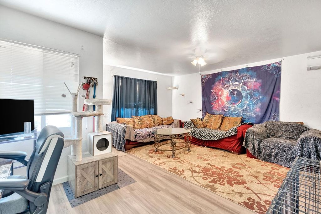 Image 4 of property listing at 3743 E Mckinley Avenue, Fresno, CA 93703