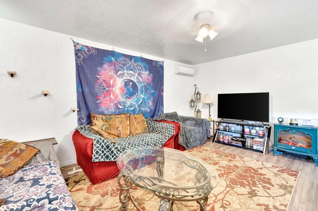 Image 5 of property listing at 3743 E Mckinley Avenue, Fresno, CA 93703