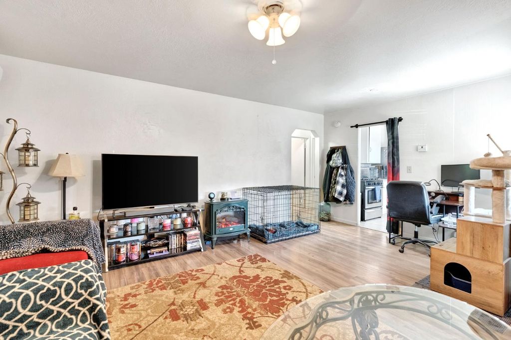 Image 6 of property listing at 3743 E Mckinley Avenue, Fresno, CA 93703