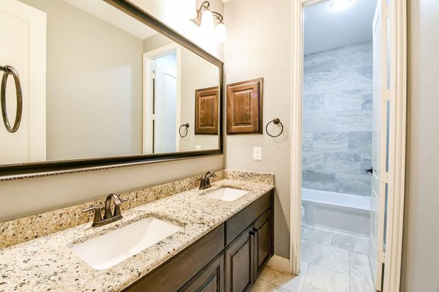 162 Hunter Hollow Drive, Montgomery, TX 77316