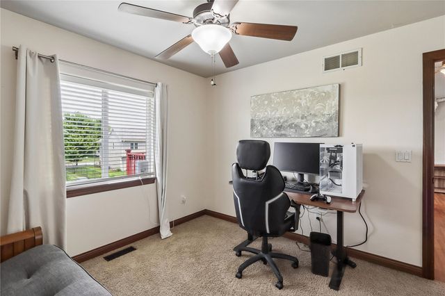 1542 Red Oak Dr, North Liberty, IA 52317