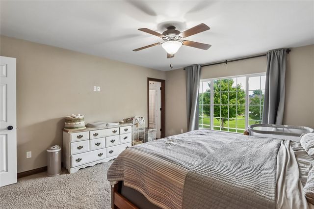 1542 Red Oak Dr, North Liberty, IA 52317