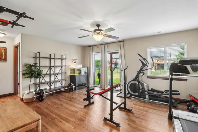 1542 Red Oak Dr, North Liberty, IA 52317