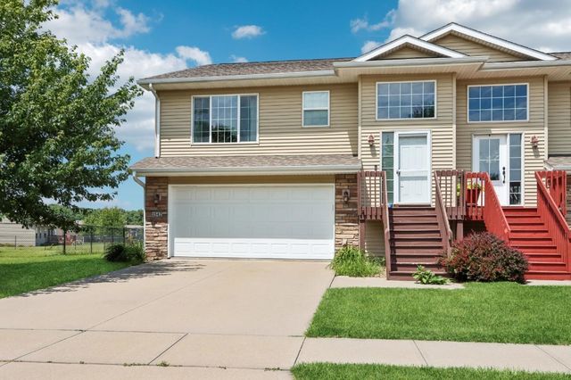 1542 Red Oak Dr, North Liberty, IA 52317