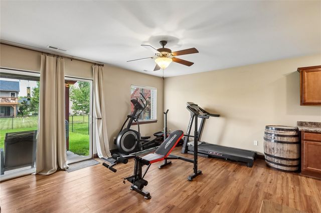 1542 Red Oak Dr, North Liberty, IA 52317