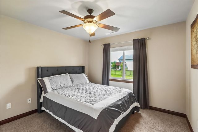 1542 Red Oak Dr, North Liberty, IA 52317