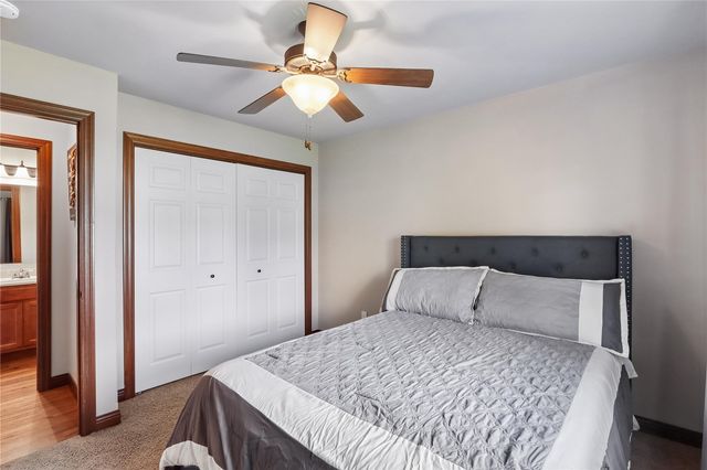 1542 Red Oak Dr, North Liberty, IA 52317