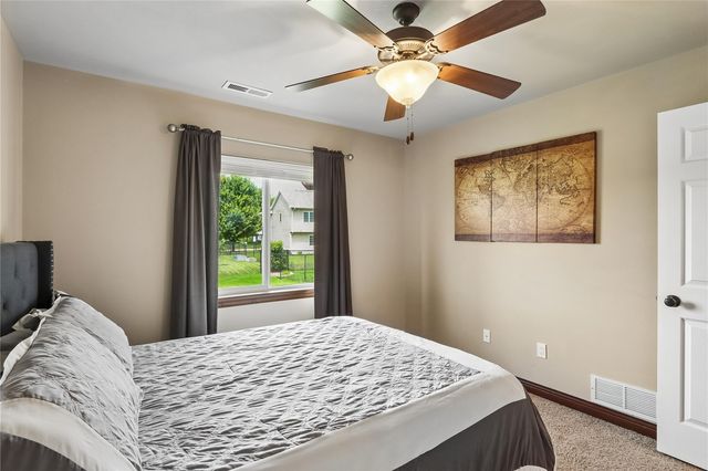 1542 Red Oak Dr, North Liberty, IA 52317