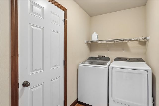 1542 Red Oak Dr, North Liberty, IA 52317