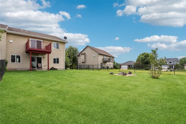 1542 Red Oak Dr, North Liberty, IA 52317