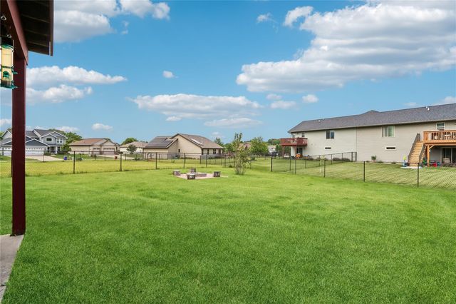 1542 Red Oak Dr, North Liberty, IA 52317