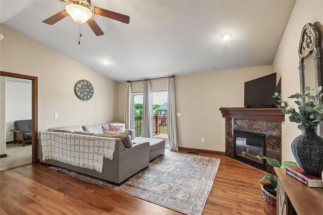 1542 Red Oak Dr, North Liberty, IA 52317