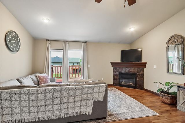 1542 Red Oak Dr, North Liberty, IA 52317