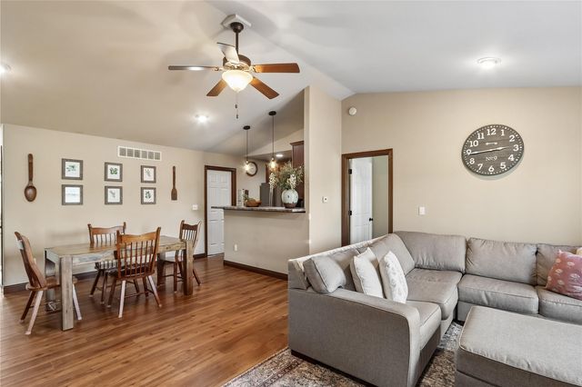 1542 Red Oak Dr, North Liberty, IA 52317