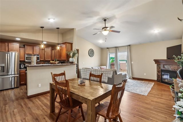 1542 Red Oak Dr, North Liberty, IA 52317