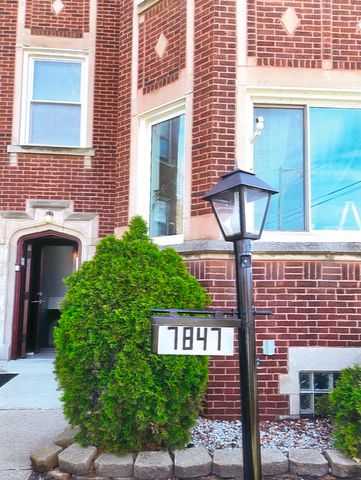 7847 S Paxton Avenue, Chicago, IL 60649