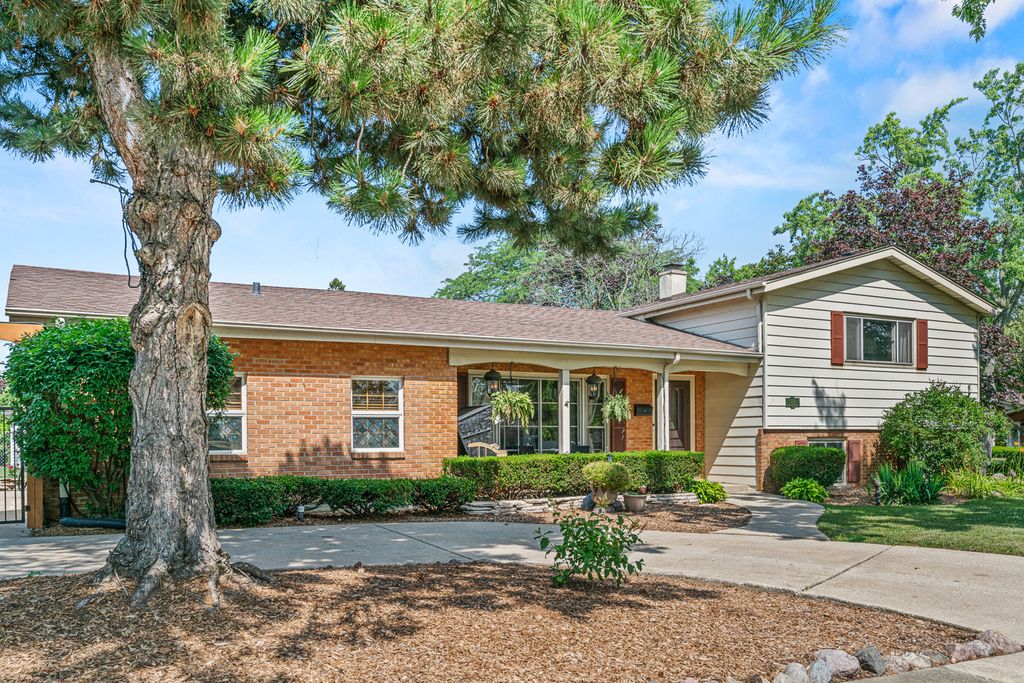 330 N Country Club Drive, Addison, IL 60101
