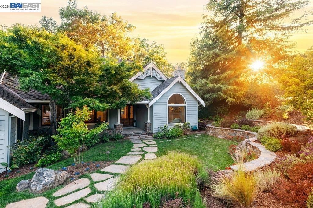 Image 2 of property listing at 715 Fair Oaks Dr, Alamo, CA 94507