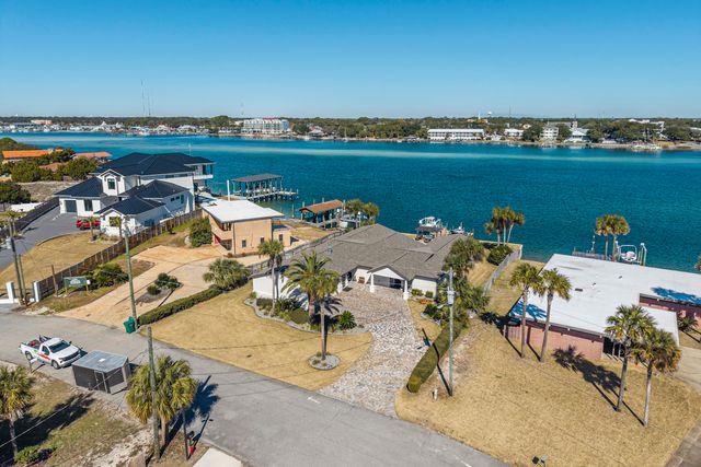 423 Caviar Drive, Fort Walton Beach, FL 32548
