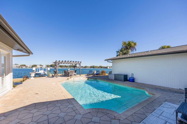 423 Caviar Drive, Fort Walton Beach, FL 32548