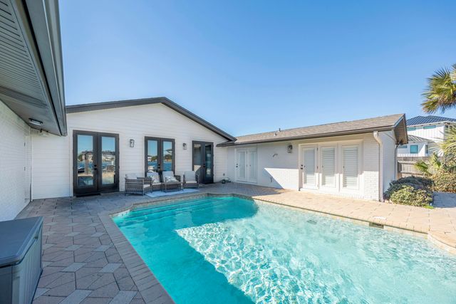 423 Caviar Drive, Fort Walton Beach, FL 32548