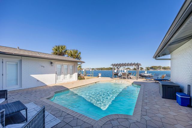 423 Caviar Drive, Fort Walton Beach, FL 32548