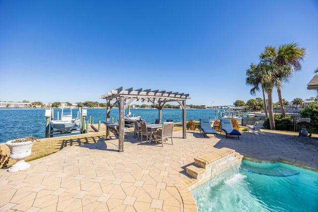 423 Caviar Drive, Fort Walton Beach, FL 32548