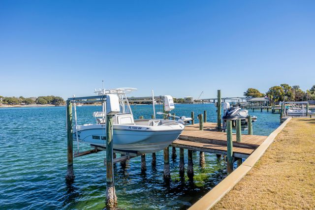 423 Caviar Drive, Fort Walton Beach, FL 32548