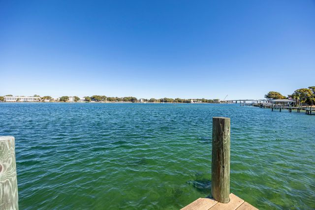 423 Caviar Drive, Fort Walton Beach, FL 32548