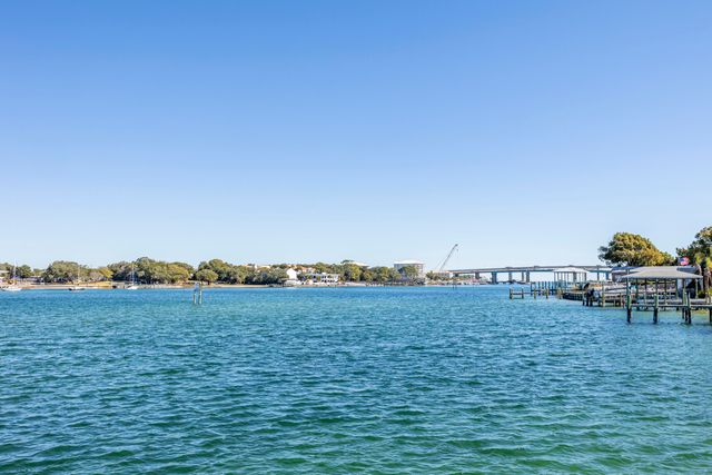 423 Caviar Drive, Fort Walton Beach, FL 32548