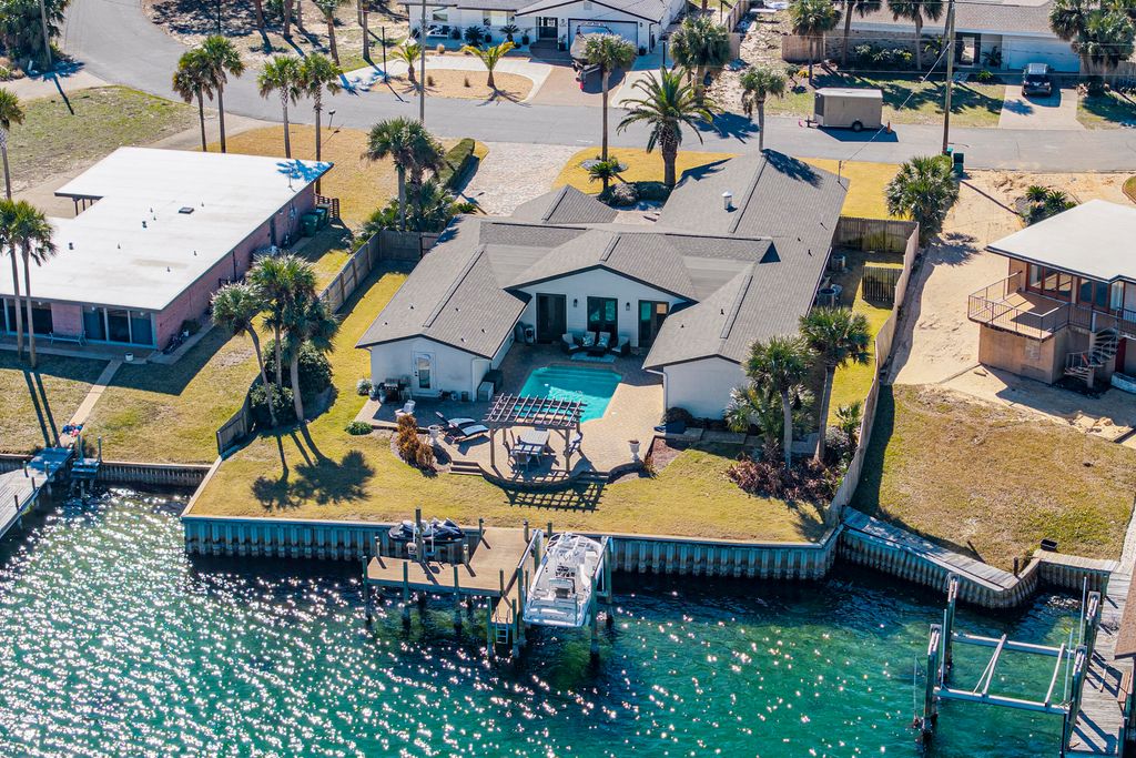 423 Caviar Drive, Fort Walton Beach, FL 32548