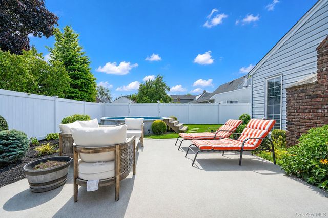 90 Twin Lane N, Wantagh, NY 11793