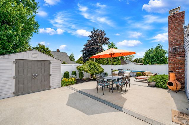 90 Twin Lane N, Wantagh, NY 11793