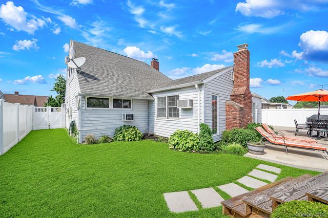 90 Twin Lane N, Wantagh, NY 11793