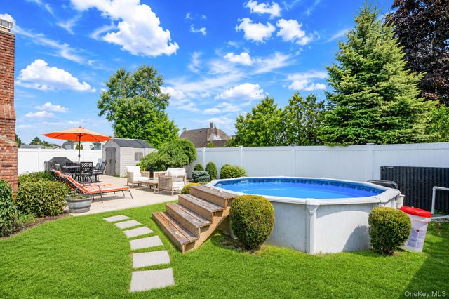 90 Twin Lane N, Wantagh, NY 11793