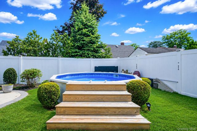 90 Twin Lane N, Wantagh, NY 11793