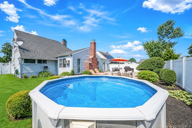 90 Twin Lane N, Wantagh, NY 11793
