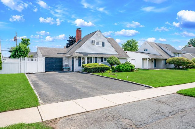 90 Twin Lane N, Wantagh, NY 11793